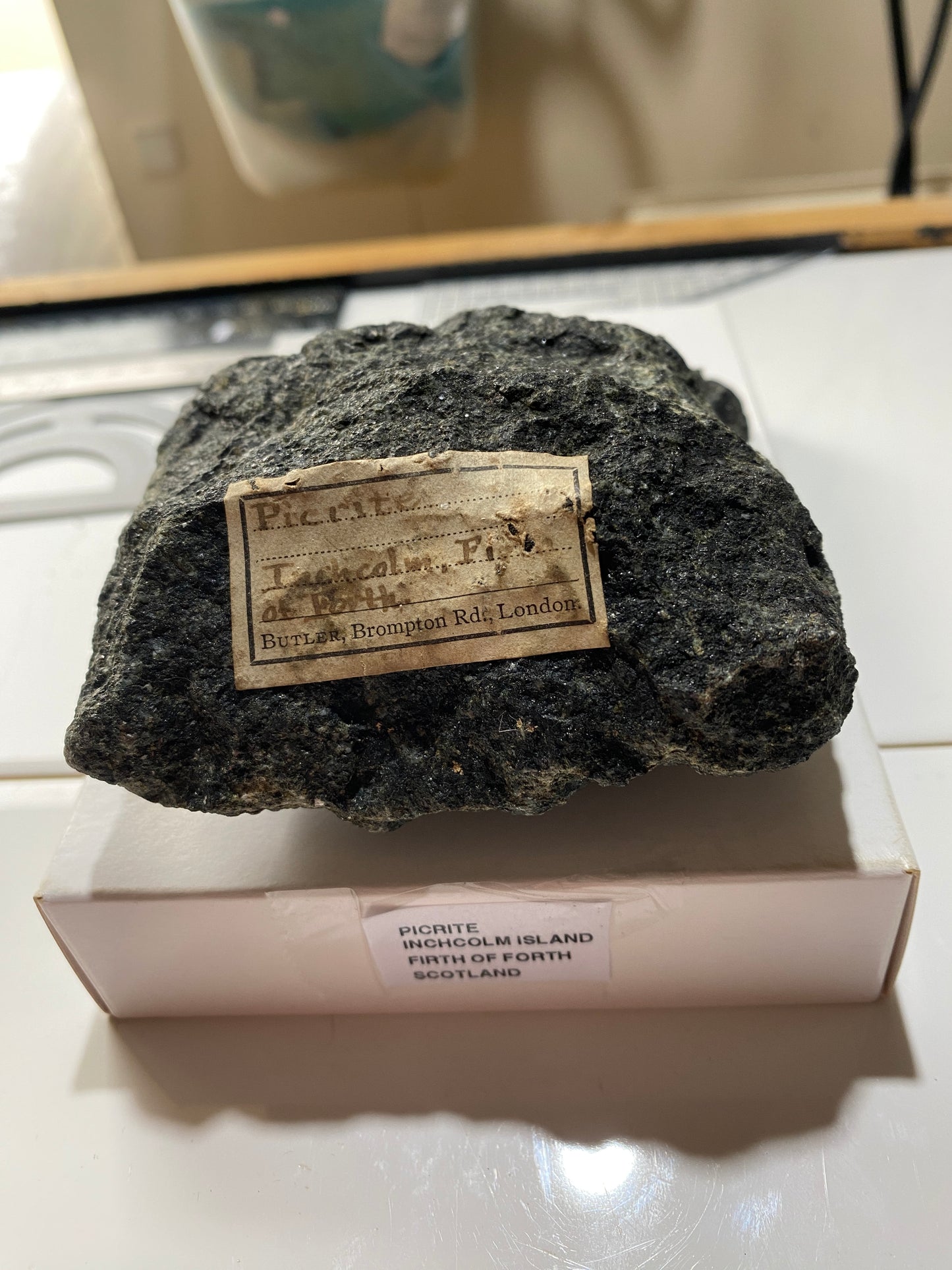 PICRITE : INCHCOLM ISLAND, FIRTH OF FORTH, SCOTLAND  657g MF4855