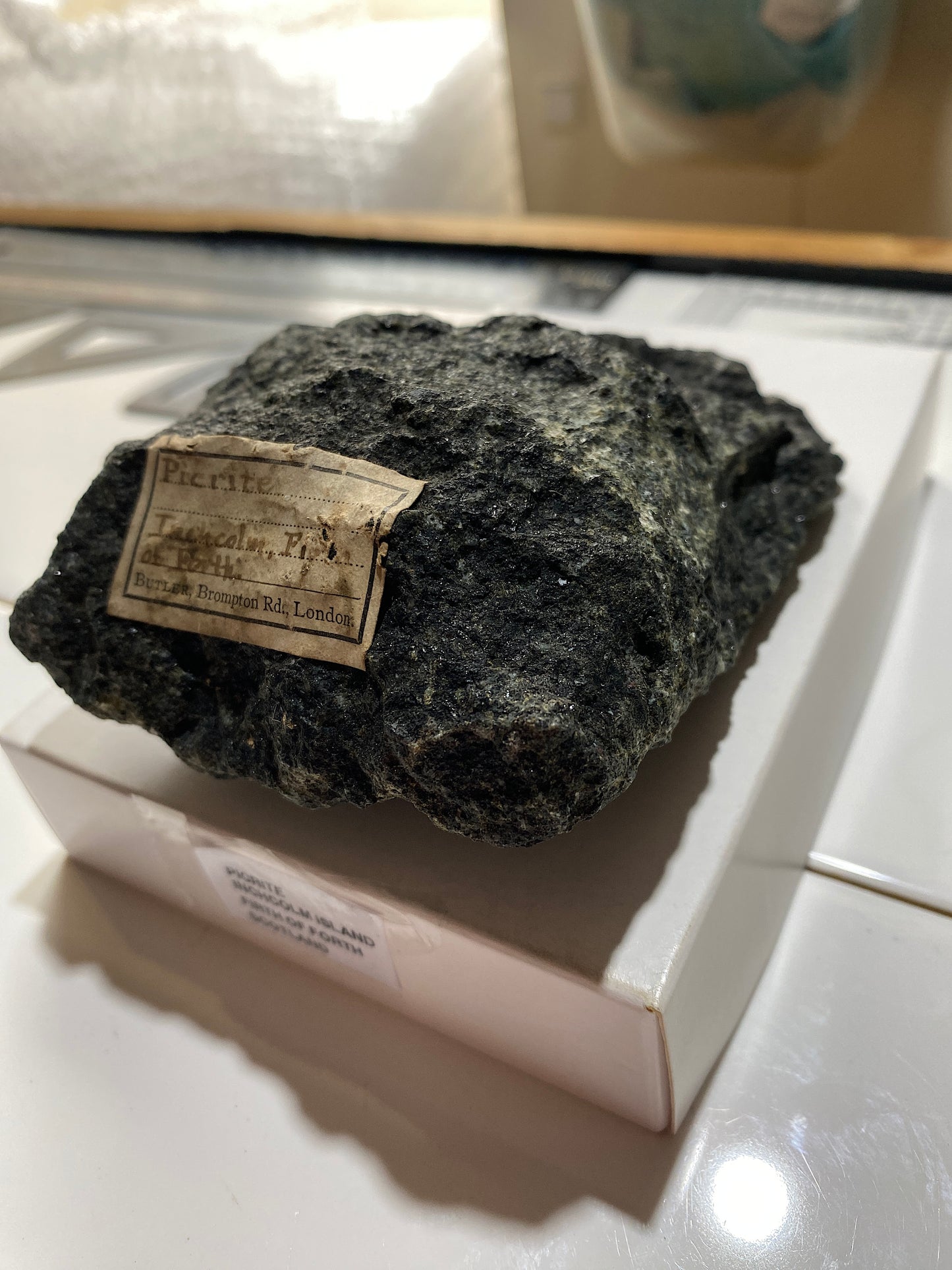 PICRITE : INCHCOLM ISLAND, FIRTH OF FORTH, SCOTLAND  657g MF4855