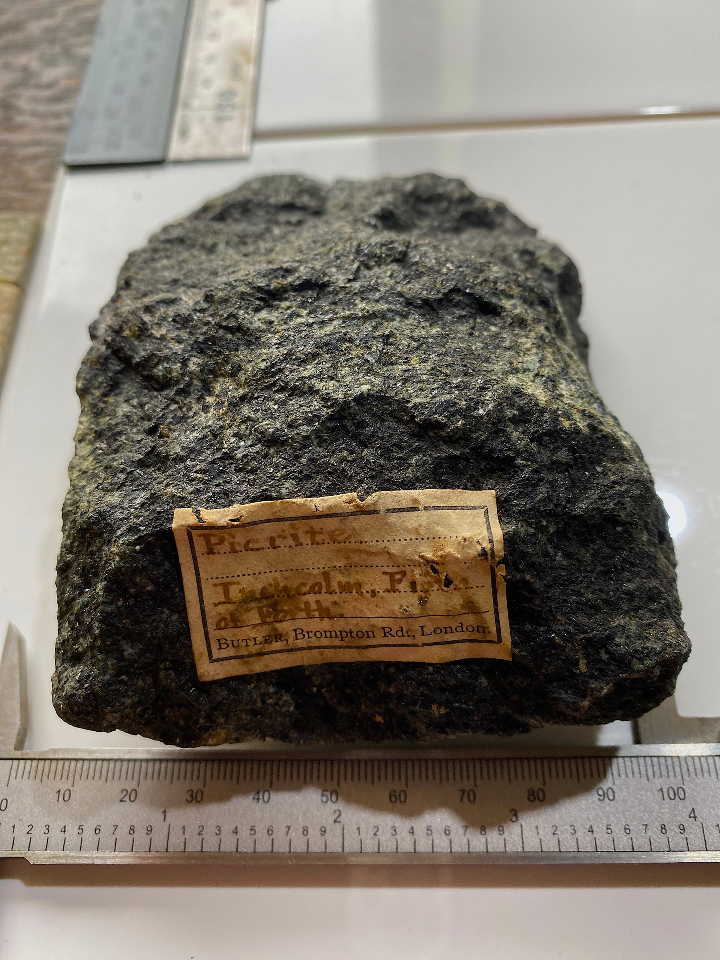 PICRITE : INCHCOLM ISLAND, FIRTH OF FORTH, SCOTLAND  657g MF4855