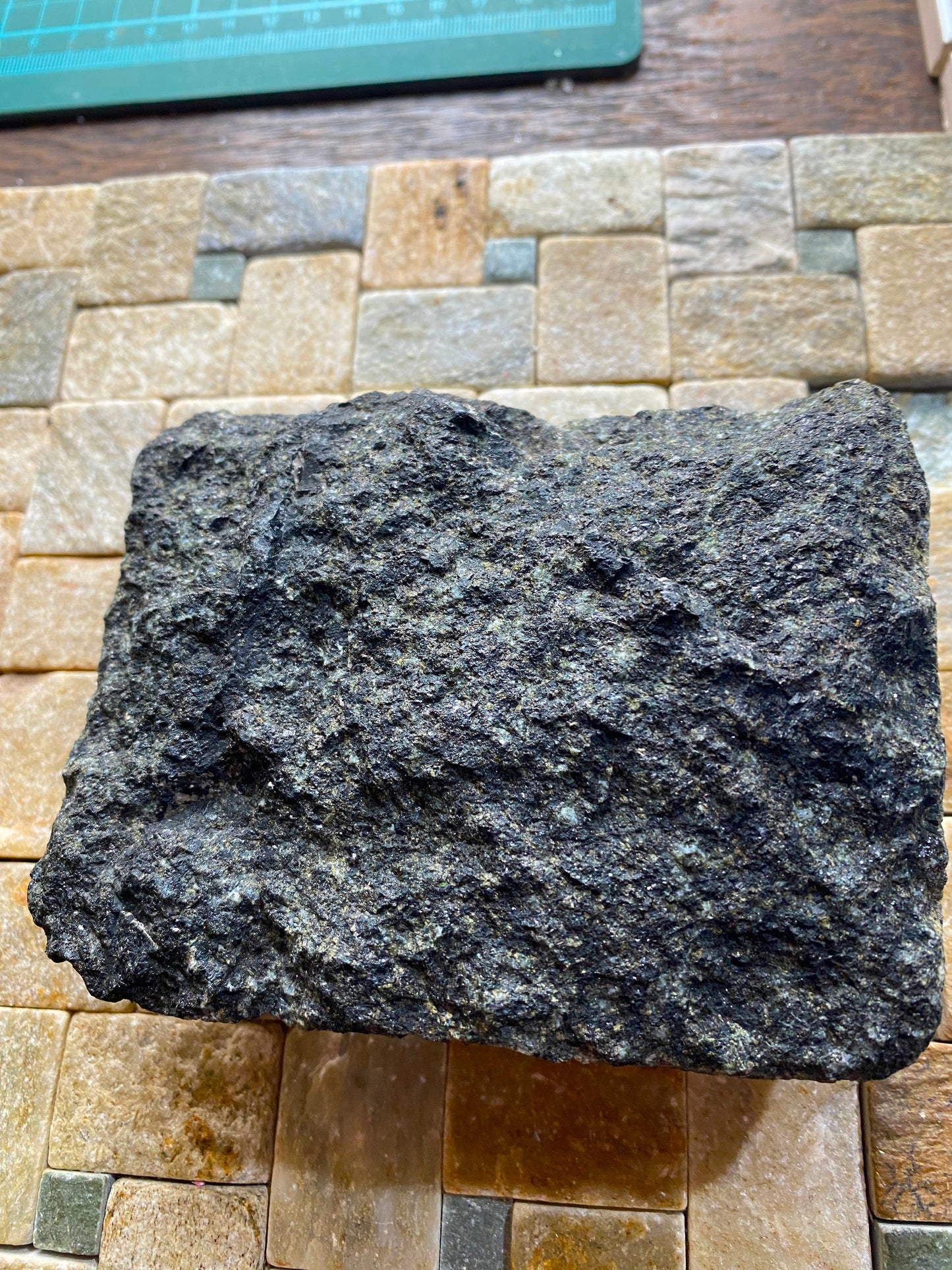 PICRITE : INCHCOLM ISLAND, FIRTH OF FORTH, SCOTLAND  657g MF4855