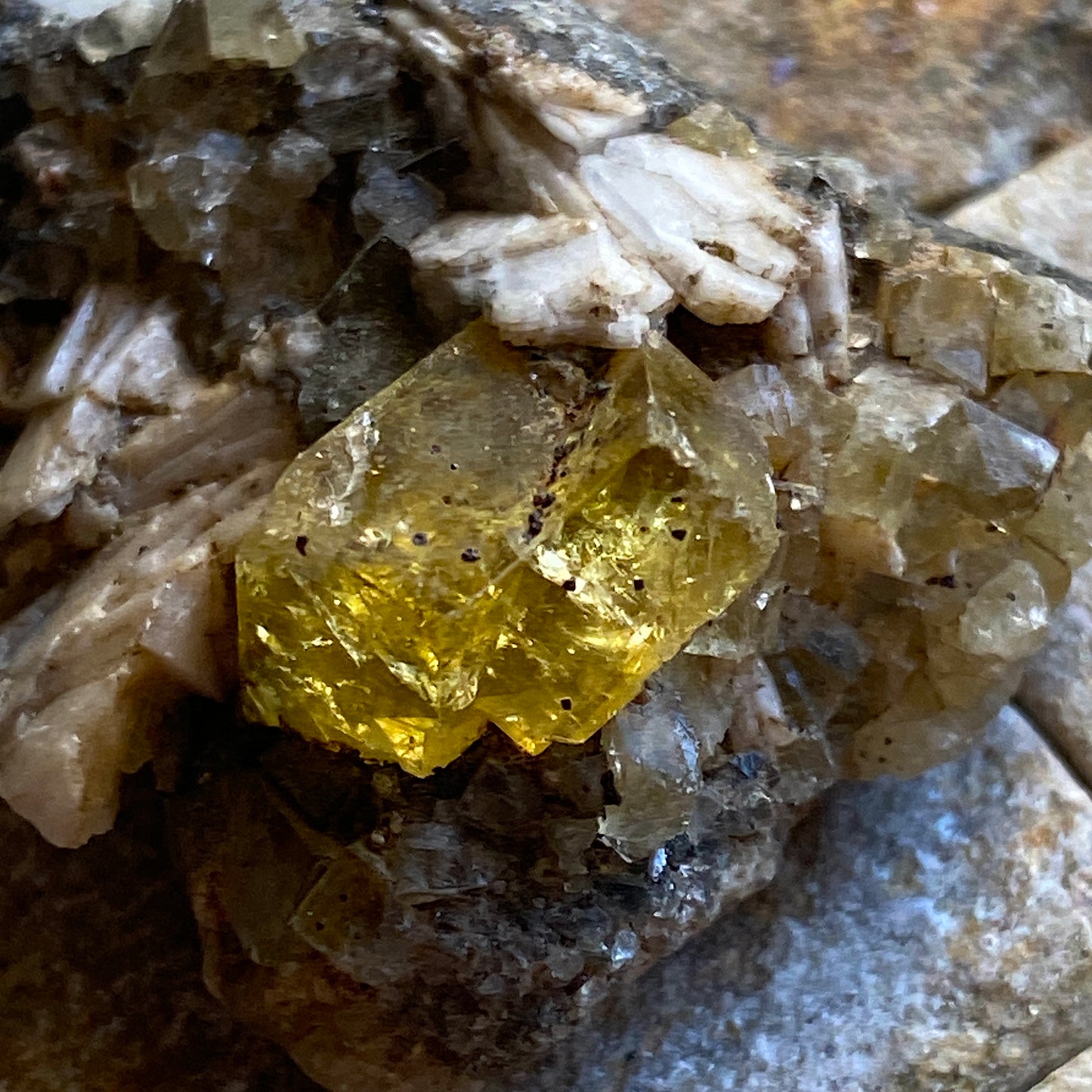 FLUORITE TWIN [WITH BARYTE] - HILTON MINE, DERBYSHIRE 22g MF2141