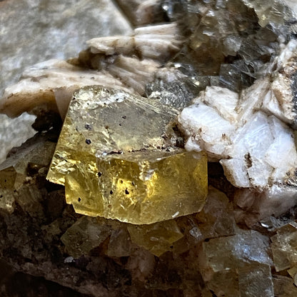 FLUORITE TWIN [WITH BARYTE] - HILTON MINE, DERBYSHIRE 22g MF2141