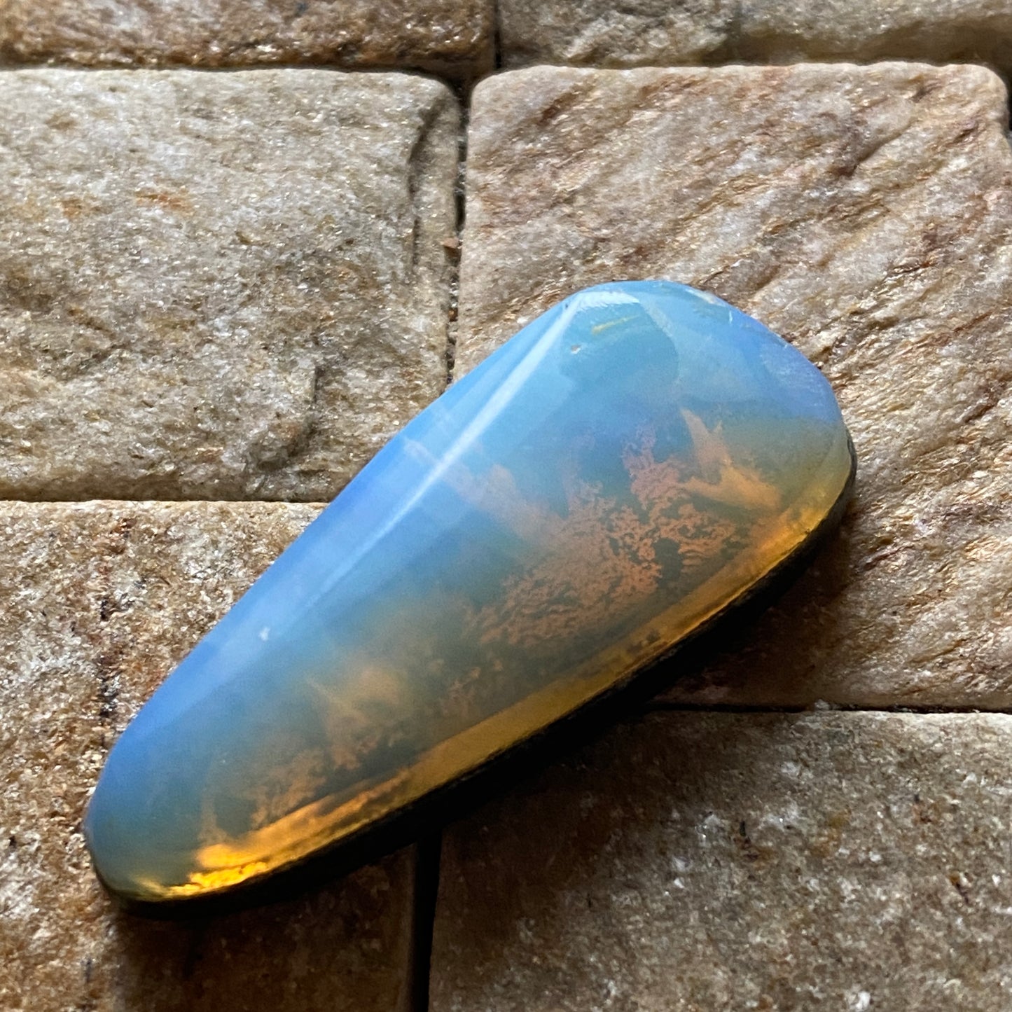 OPAL DOUBLET GEMSTONE - WESTERN AUSTRALIA. 29.40Ct MFG3897