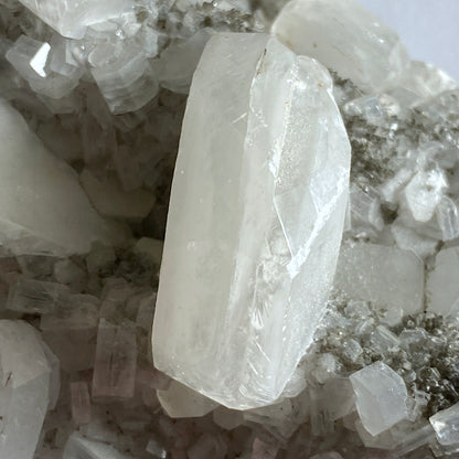 CALCITE CRYSTAL ASSEMBLAGE, NORTHERN CAPE, SOUTH AFRICA. SUBSTANTIAL 838g MF1594