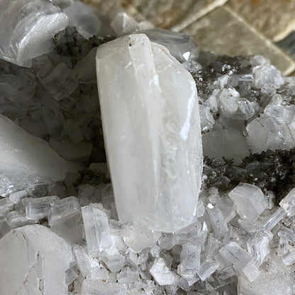 CALCITE CRYSTAL ASSEMBLAGE, NORTHERN CAPE, SOUTH AFRICA. SUBSTANTIAL 838g MF1594