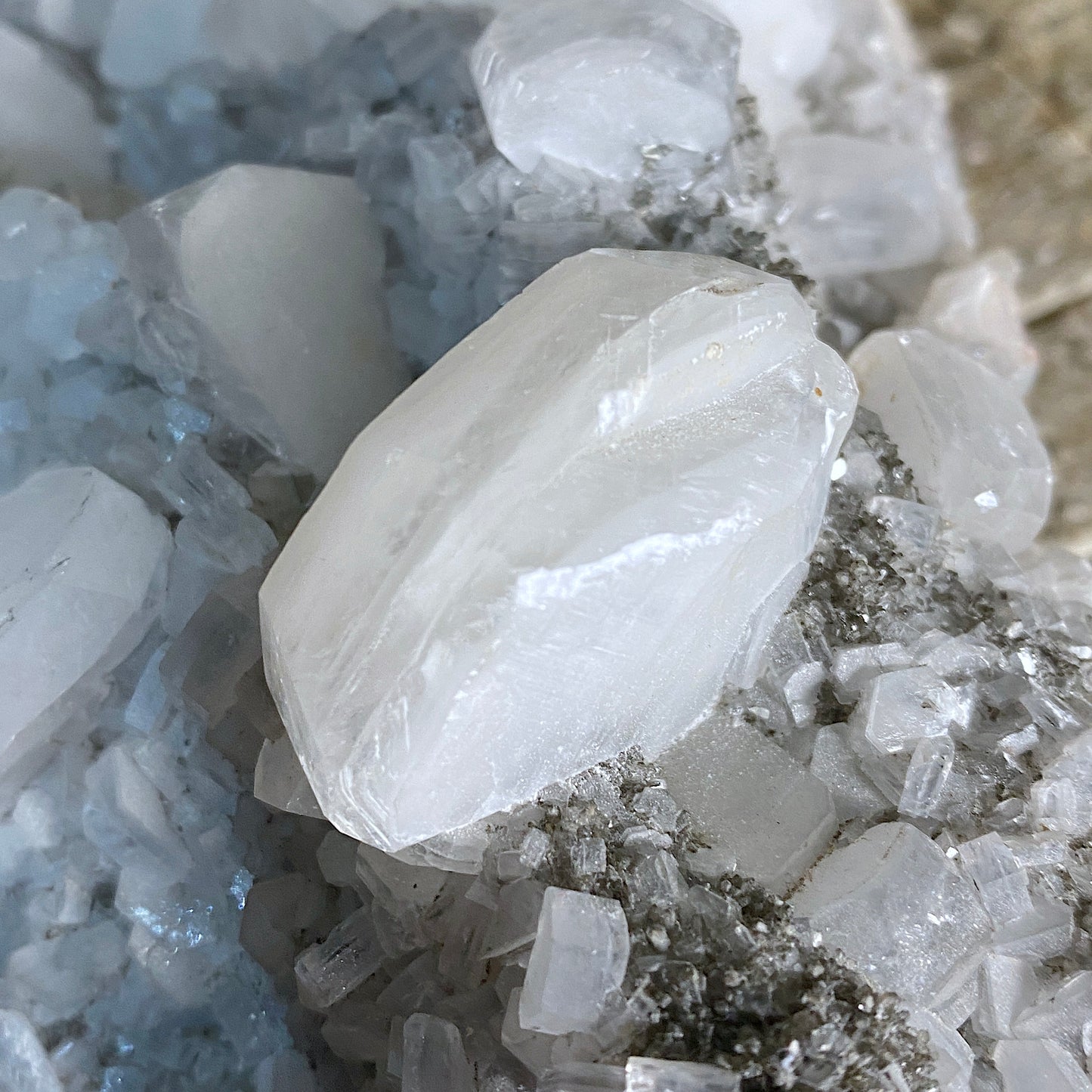 CALCITE CRYSTAL ASSEMBLAGE, NORTHERN CAPE, SOUTH AFRICA. SUBSTANTIAL 838g MF1594