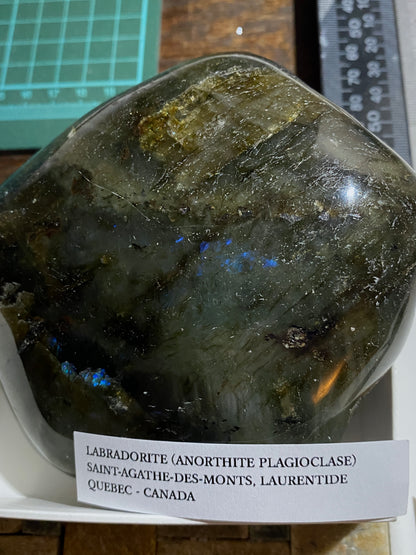 LABRADORITE [ ANORTHITE PLAGIOCLASE] : LAURENTIDES, CANADA  547g MF4748