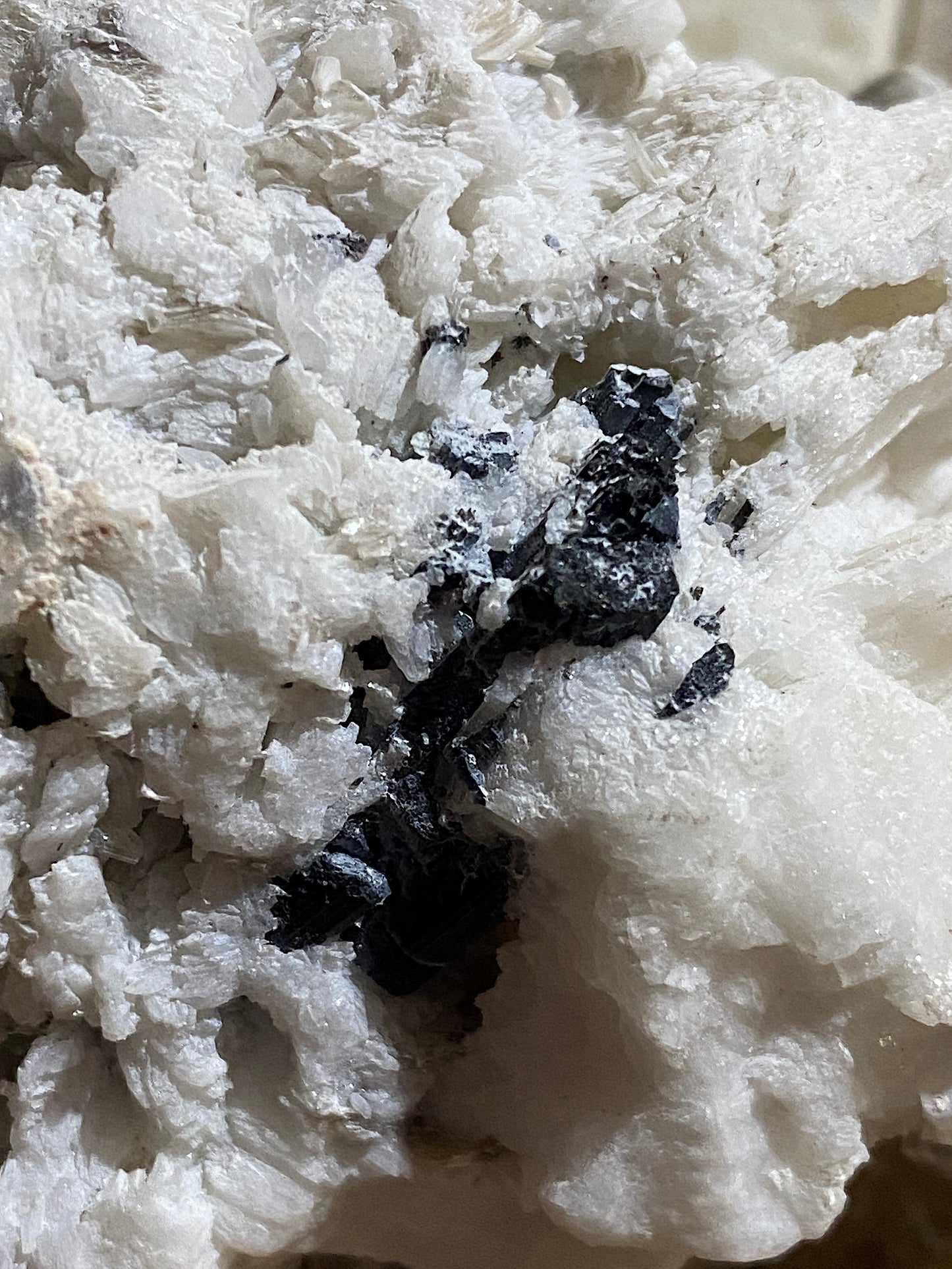 MUSCOVITE WITH MINOR SCHORL : HAROMOSH MTS, GILGIT-BALTISTAN, PAKISTAN 145g MF4750