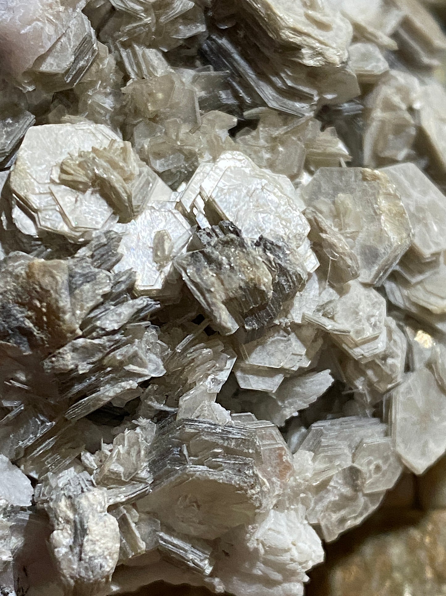 MUSCOVITE WITH MINOR SCHORL : HAROMOSH MTS, GILGIT-BALTISTAN, PAKISTAN 145g MF4750