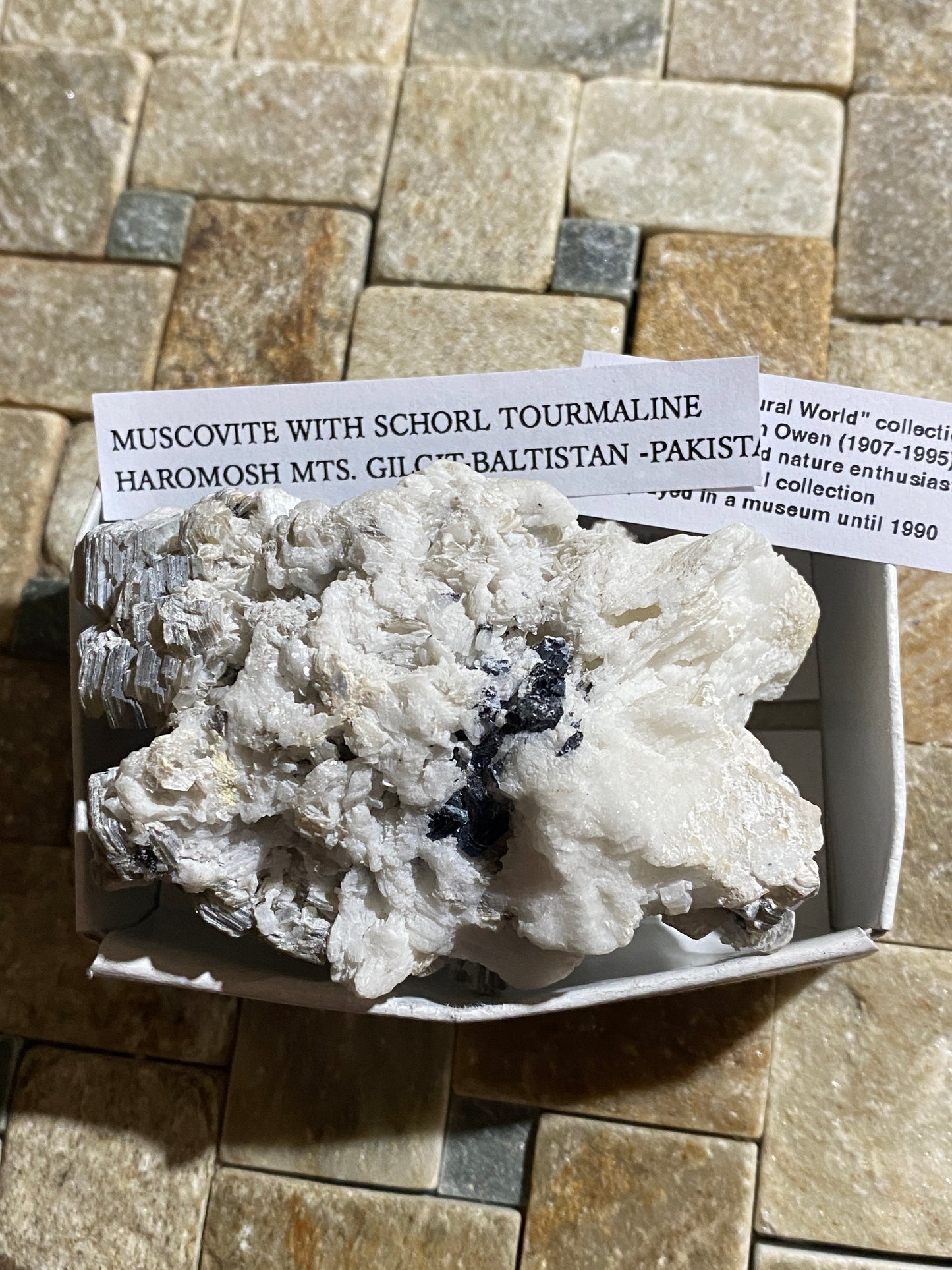 MUSCOVITE WITH MINOR SCHORL : HAROMOSH MTS, GILGIT-BALTISTAN, PAKISTAN 145g MF4750