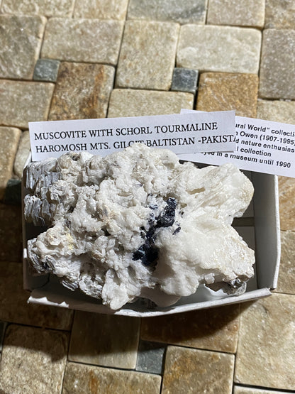 MUSCOVITE WITH MINOR SCHORL : HAROMOSH MTS, GILGIT-BALTISTAN, PAKISTAN 145g MF4750