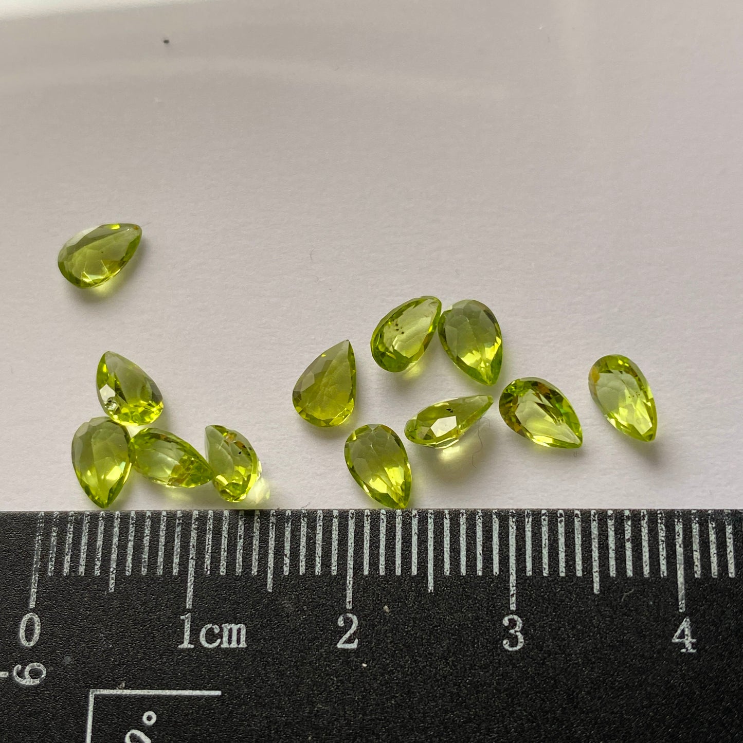 PERIDOT NATURAL GEMSTONES x 12 - SKARDU, GILGIT-BALTISTAN, PAKISTAN. 5.24Ct MFG3565