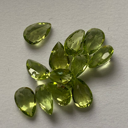 PERIDOT NATURAL GEMSTONES x 12 - SKARDU, GILGIT-BALTISTAN, PAKISTAN. 5.24Ct MFG3565