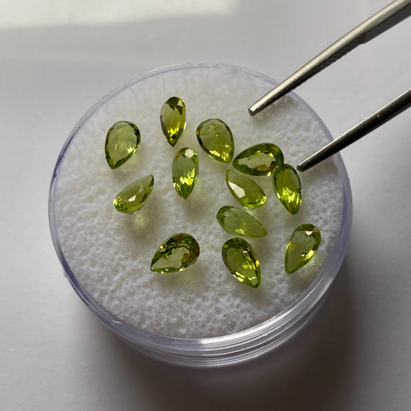 PERIDOT NATURAL GEMSTONES x 12 - SKARDU, GILGIT-BALTISTAN, PAKISTAN. 5.24Ct MFG3565