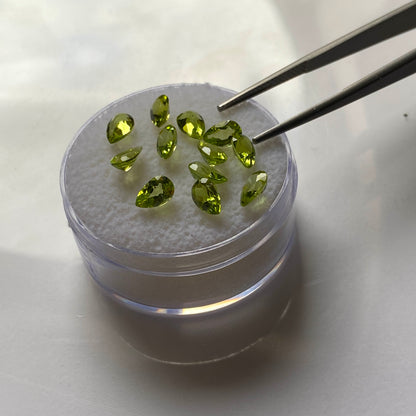 PERIDOT NATURAL GEMSTONES x 12 - SKARDU, GILGIT-BALTISTAN, PAKISTAN. 5.24Ct MFG3565