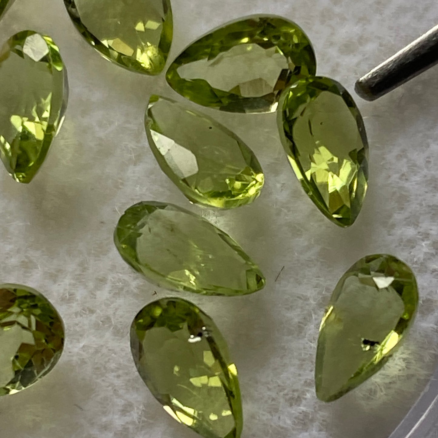 PERIDOT NATURAL GEMSTONES x 12 - SKARDU, GILGIT-BALTISTAN, PAKISTAN. 5.24Ct MFG3565