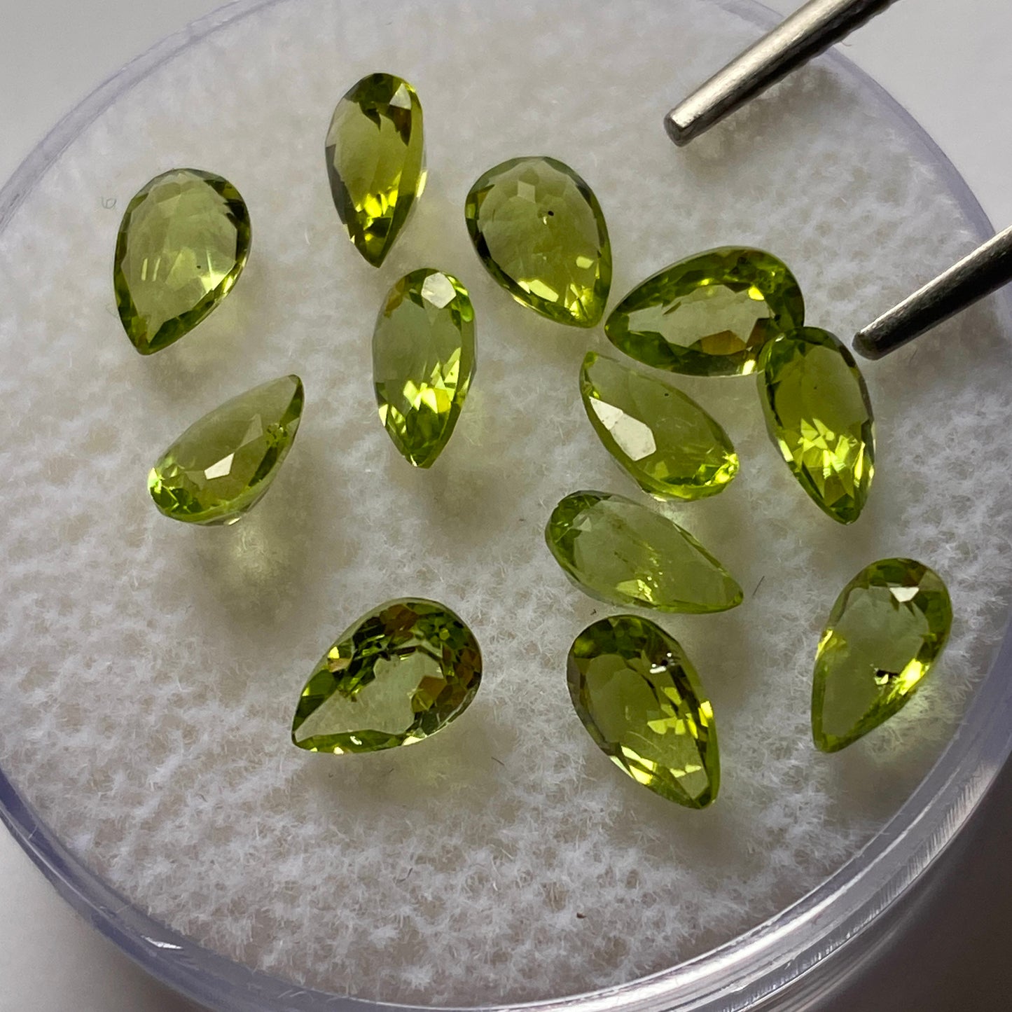 PERIDOT NATURAL GEMSTONES x 12 - SKARDU, GILGIT-BALTISTAN, PAKISTAN. 5.24Ct MFG3565