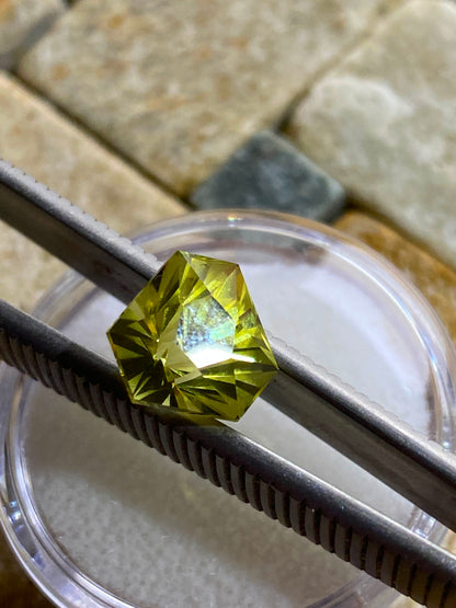 CITRINE QUARTZ NATURAL GEMSTONE : ARACUAI, MINAS GERAIS, BRAZIL. 3.40Ct MFG4873