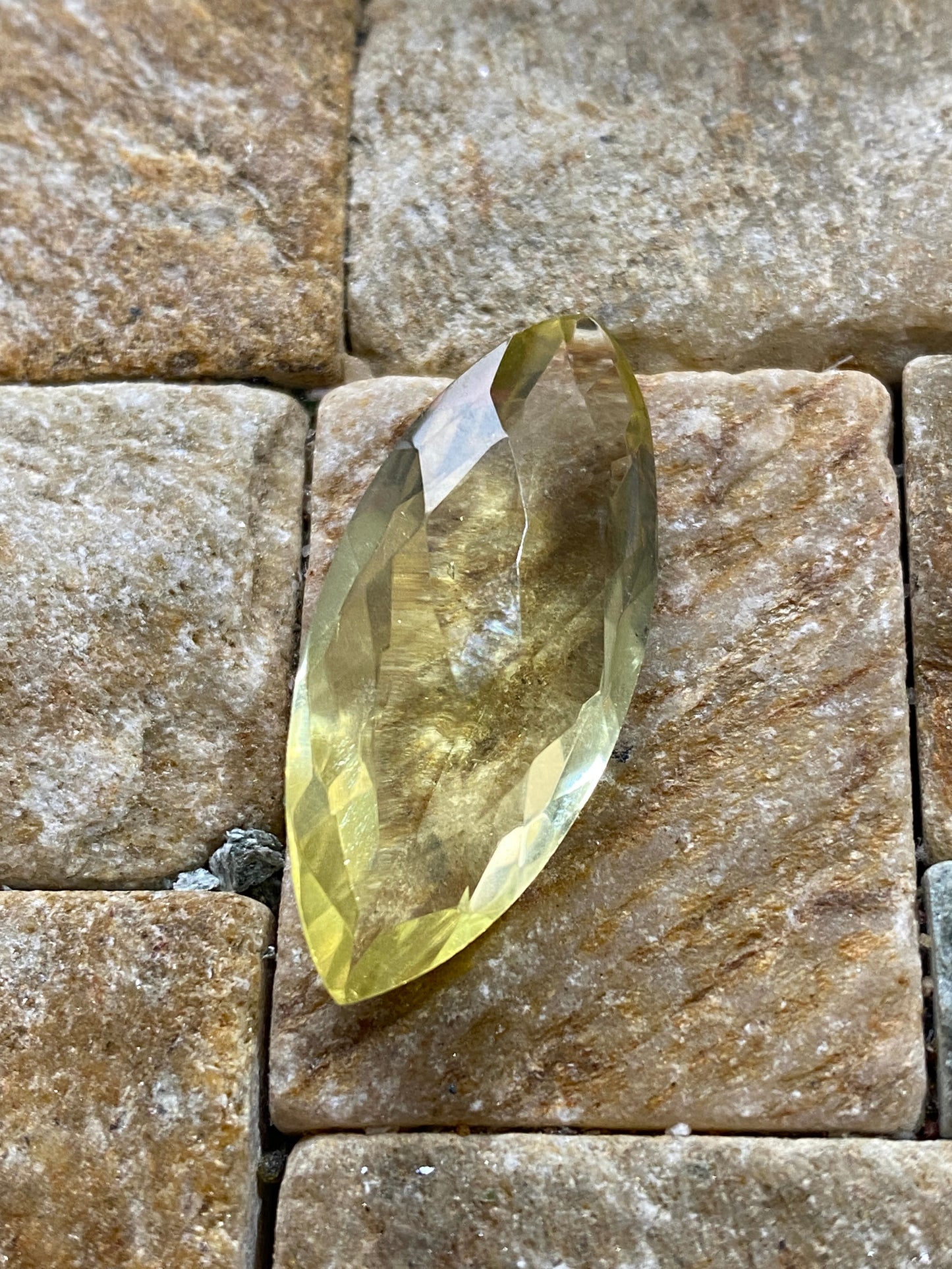 CITRINE QUARTZ NATURAL GEMSTONE : ARACUAI. MINAS GERAIS, BRAZIL  12.69Ct  MFG4869