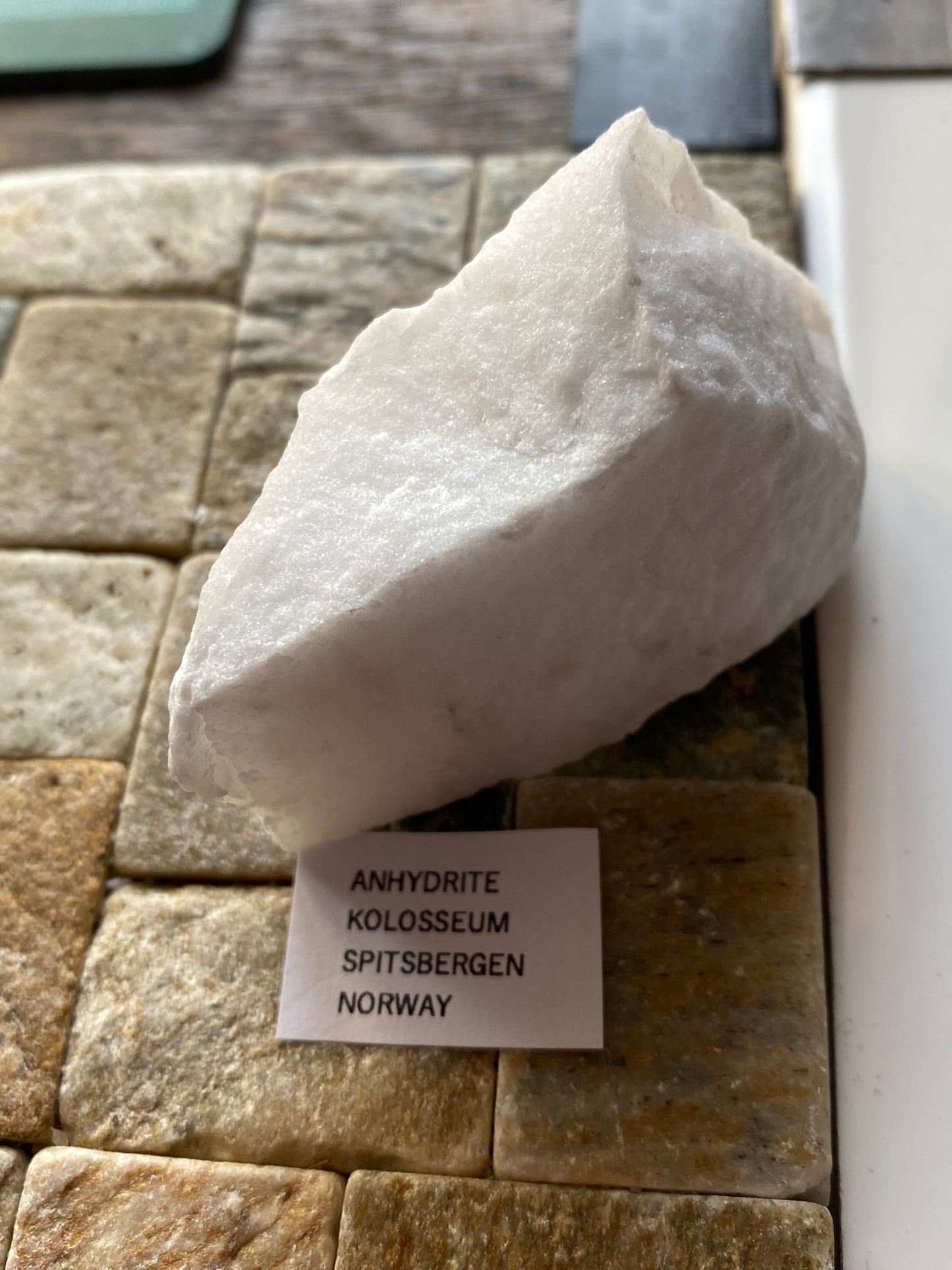 ANHYDRITE : KOLOSSEUM, EKMANFJORDEN, SPITSBERGEN, NORWAY 87g. MF4864