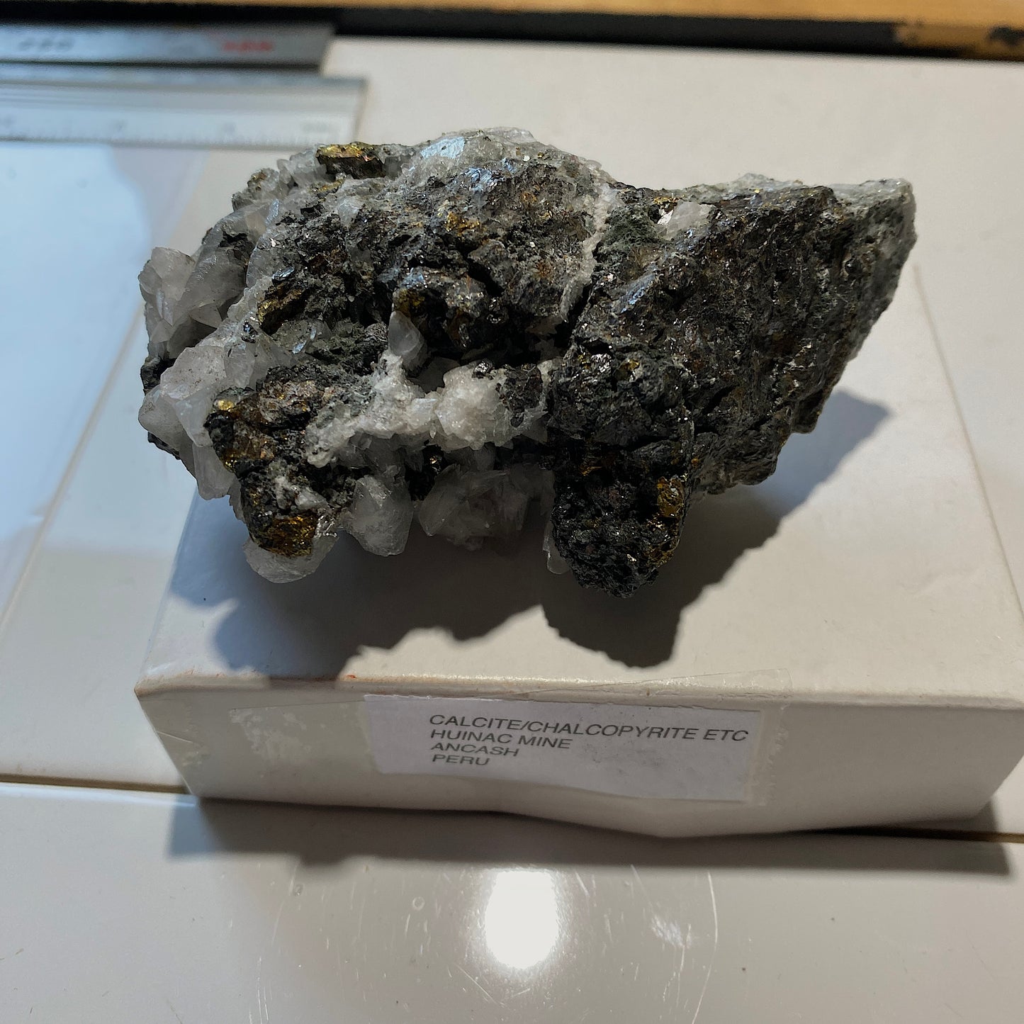 ÉCHANTILLON MULTI-MINÉRAUX RARE DE LA MINE HUINAC, PÉROU 175g MF1175