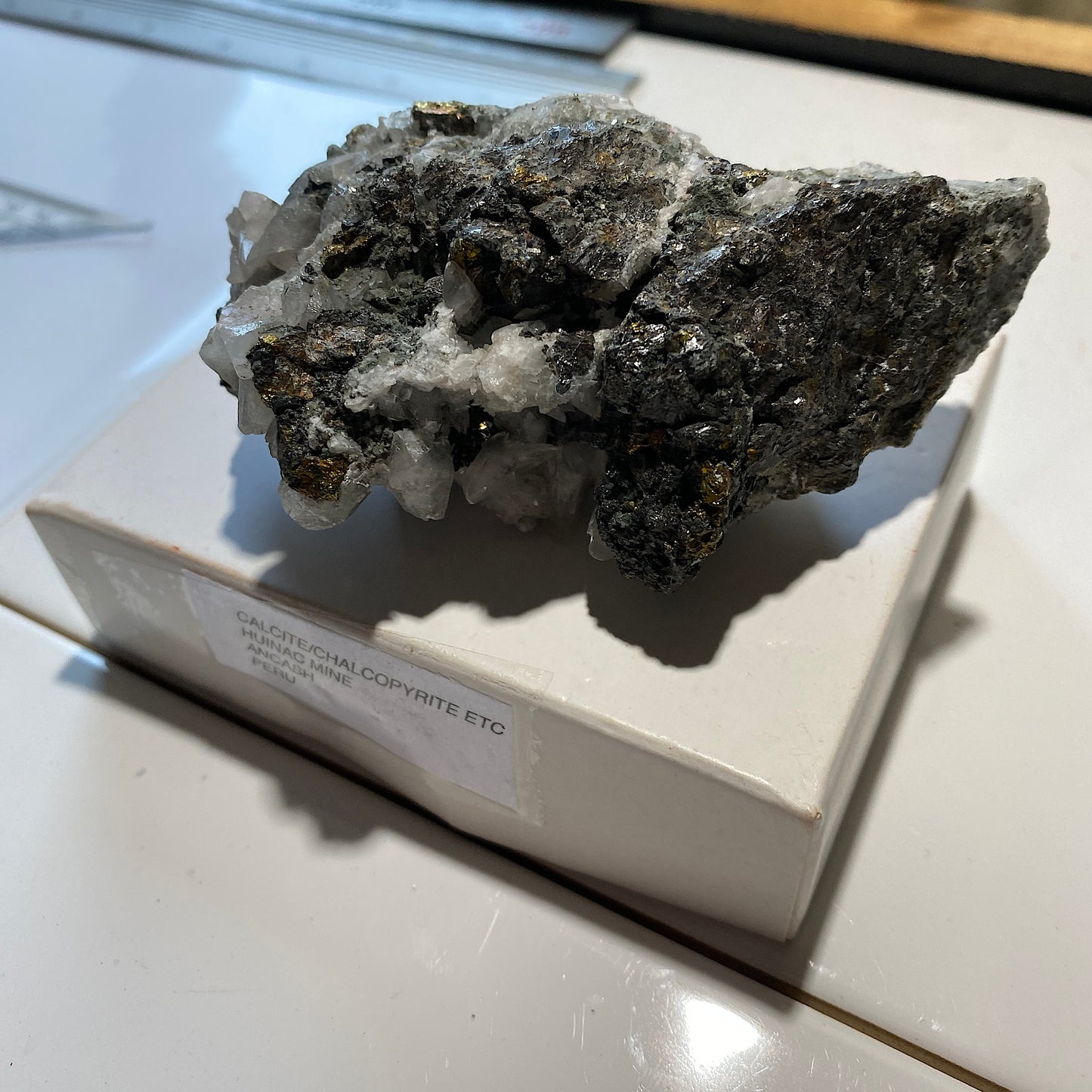 ÉCHANTILLON MULTI-MINÉRAUX RARE DE LA MINE HUINAC, PÉROU 175g MF1175