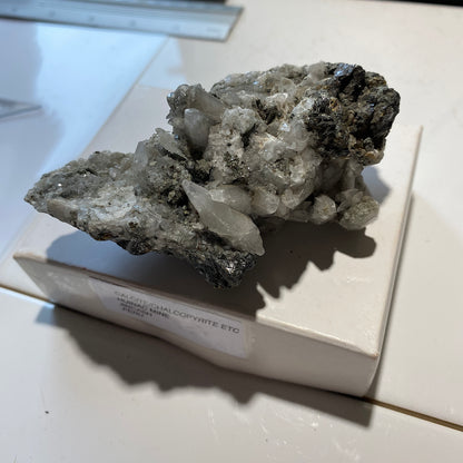 ÉCHANTILLON MULTI-MINÉRAUX RARE DE LA MINE HUINAC, PÉROU 175g MF1175