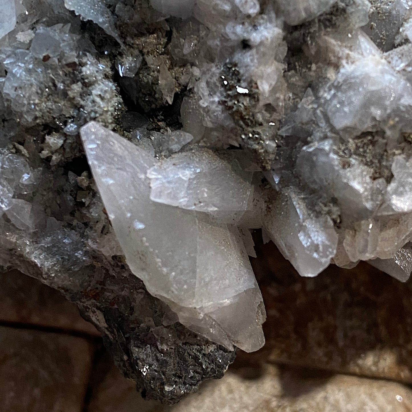 ÉCHANTILLON MULTI-MINÉRAUX RARE DE LA MINE HUINAC, PÉROU 175g MF1175