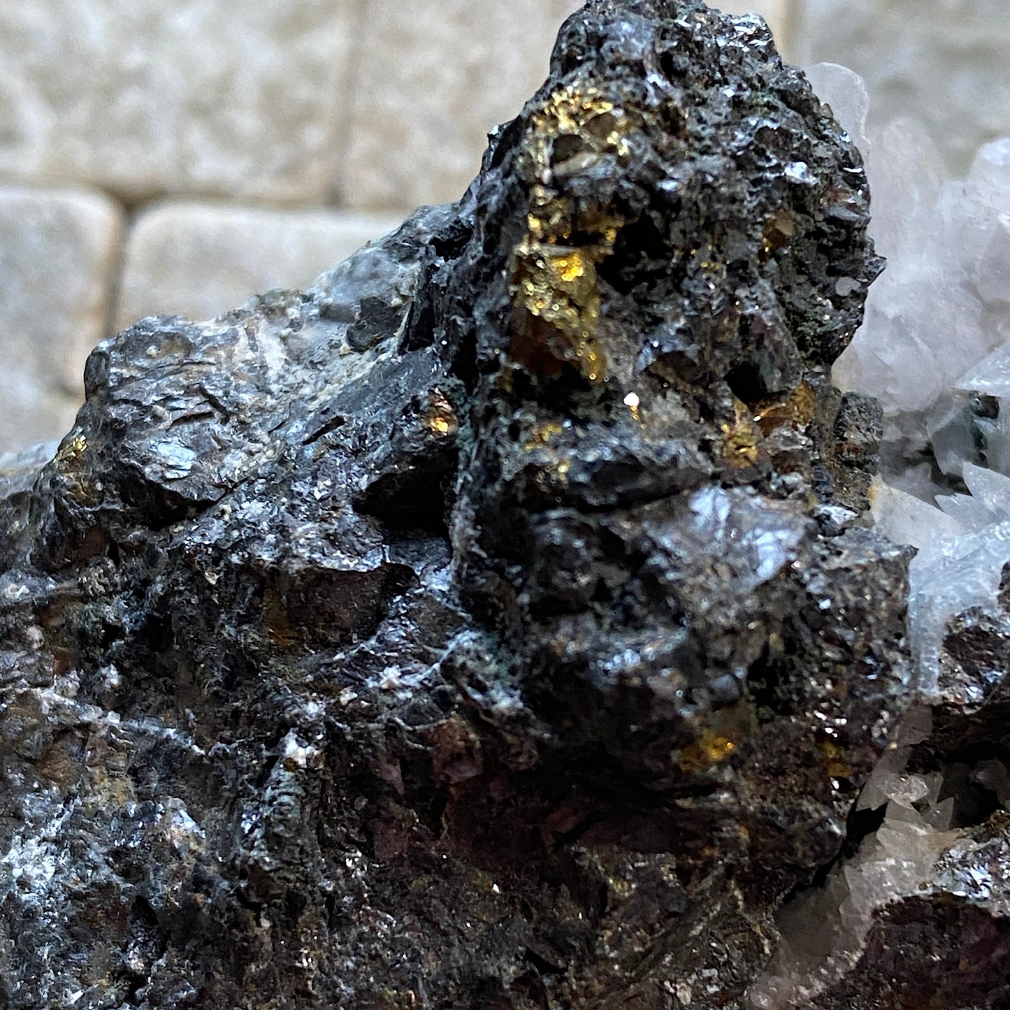 ÉCHANTILLON MULTI-MINÉRAUX RARE DE LA MINE HUINAC, PÉROU 175g MF1175