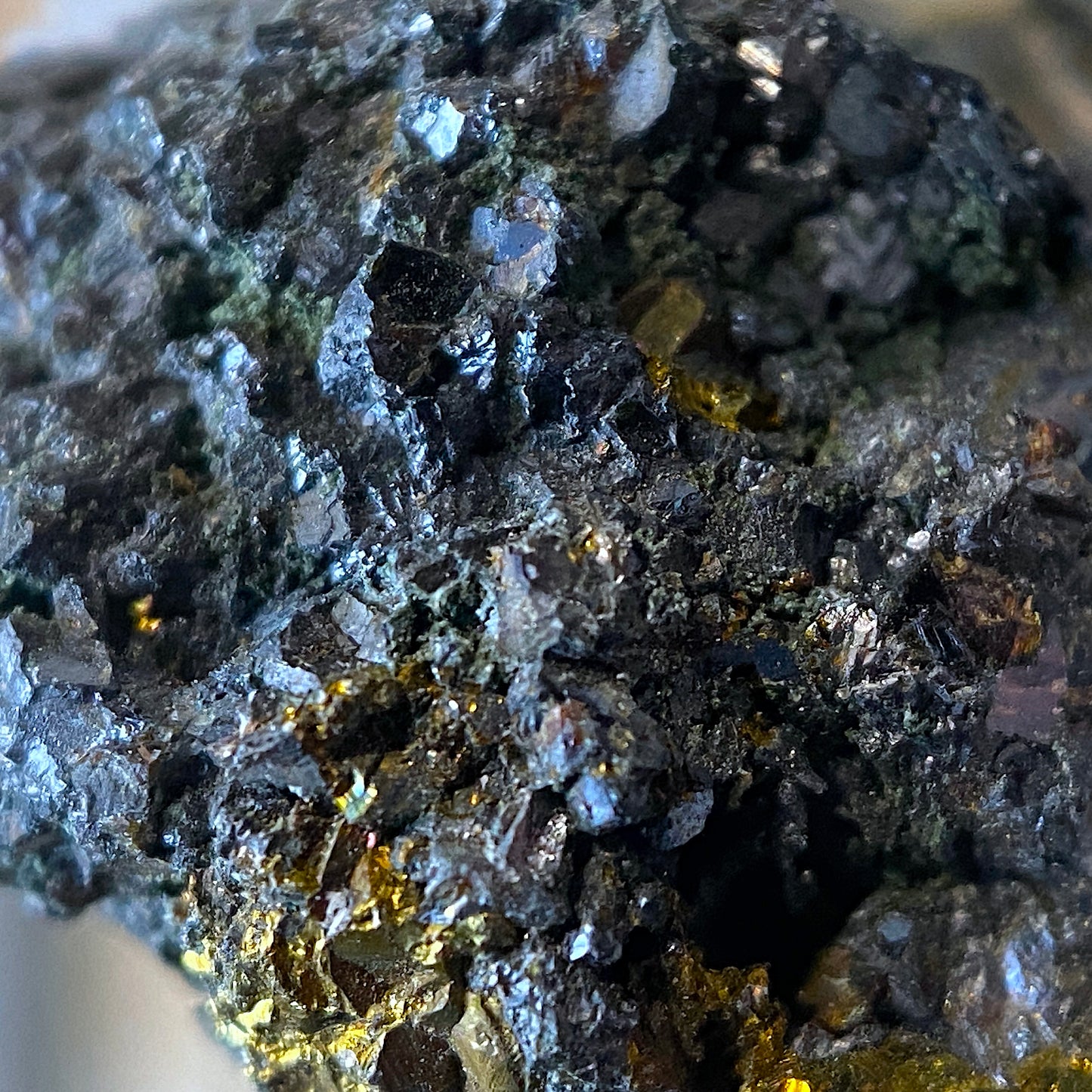 ÉCHANTILLON MULTI-MINÉRAUX RARE DE LA MINE HUINAC, PÉROU 175g MF1175