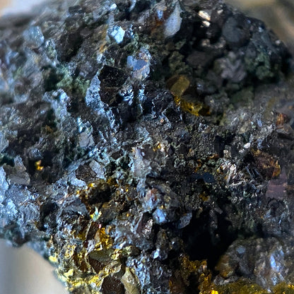 ÉCHANTILLON MULTI-MINÉRAUX RARE DE LA MINE HUINAC, PÉROU 175g MF1175