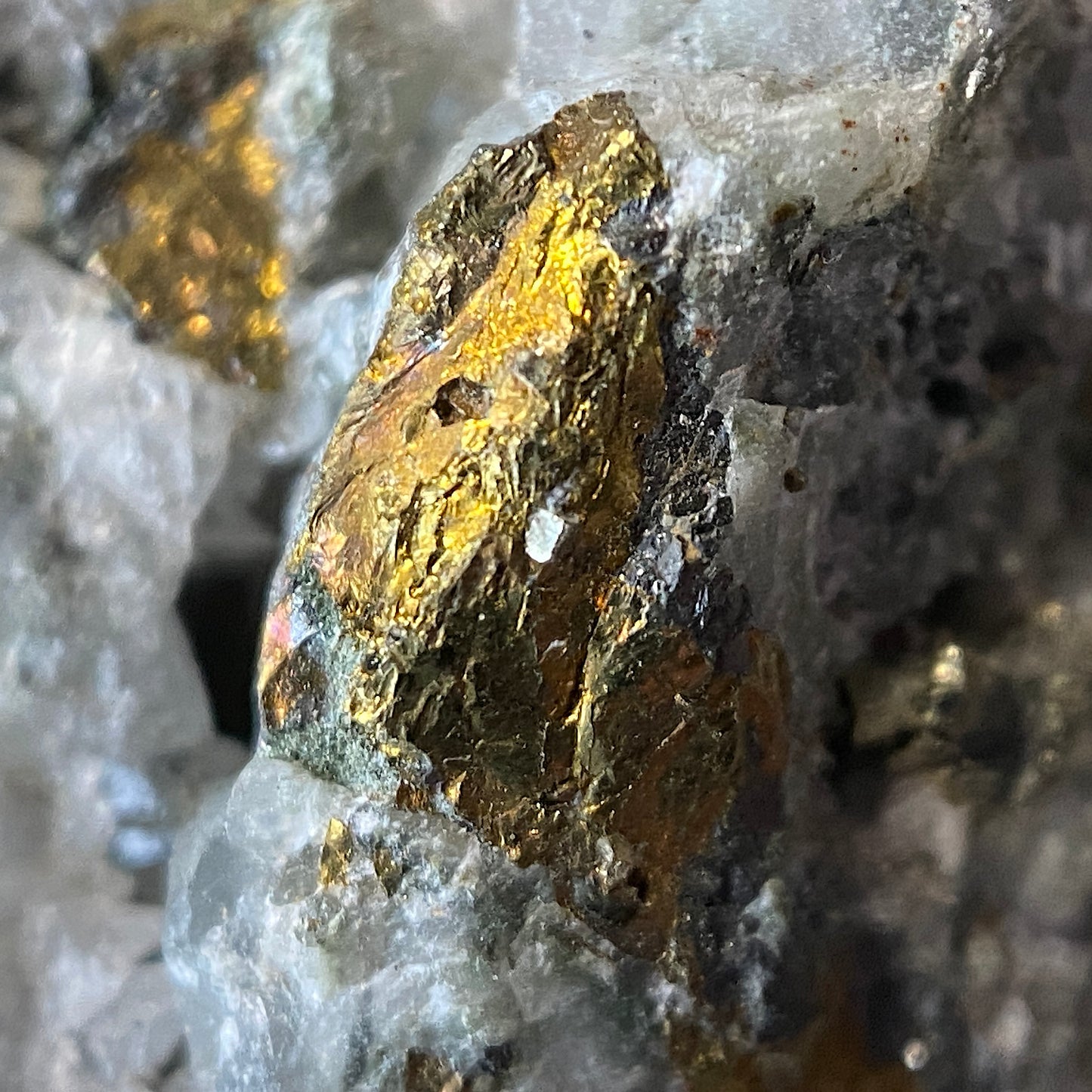 ÉCHANTILLON MULTI-MINÉRAUX RARE DE LA MINE HUINAC, PÉROU 175g MF1175