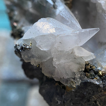 ÉCHANTILLON MULTI-MINÉRAUX RARE DE LA MINE HUINAC, PÉROU 175g MF1175