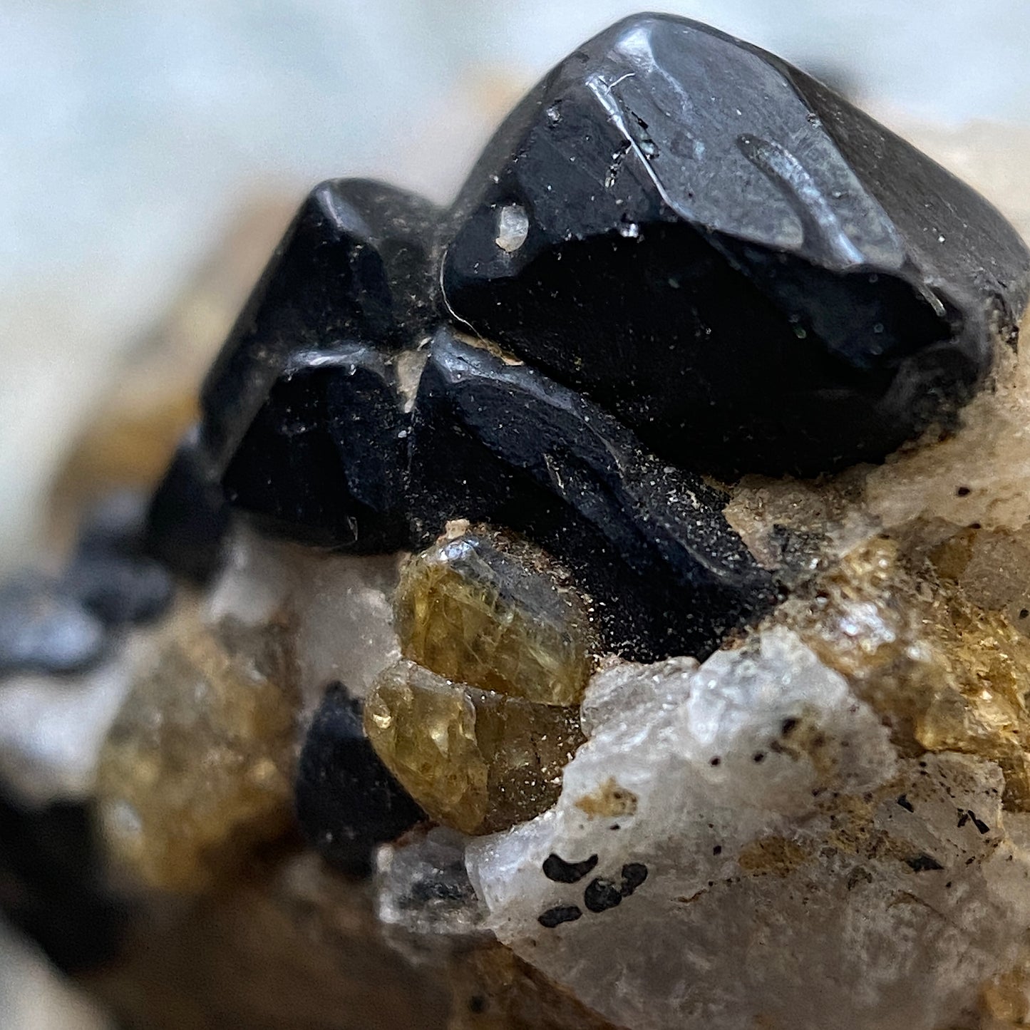 MUESTRAS RARAS DE ESPINEL/OLIVINA DE LA MINA PARKER, QUEBEC, CANADÁ. 5g MF1148