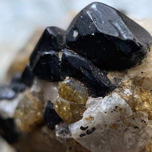 SPINEL/OLIVINE RARE SPECIMEN FROM PARKER MINE, QUEBEC, CANADA. 5g MF1148