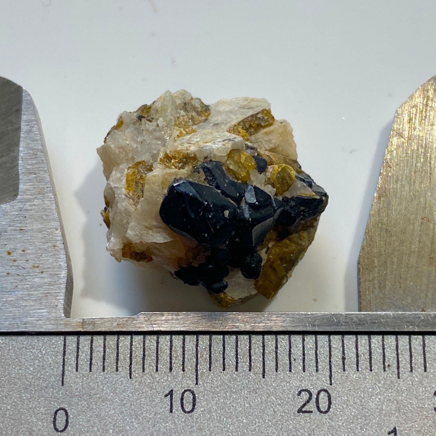 MUESTRAS RARAS DE ESPINEL/OLIVINA DE LA MINA PARKER, QUEBEC, CANADÁ. 5g MF1148