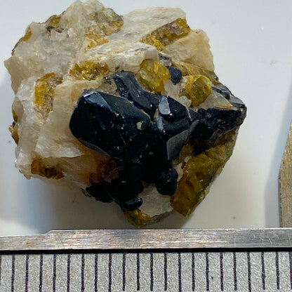 MUESTRAS RARAS DE ESPINEL/OLIVINA DE LA MINA PARKER, QUEBEC, CANADÁ. 5g MF1148