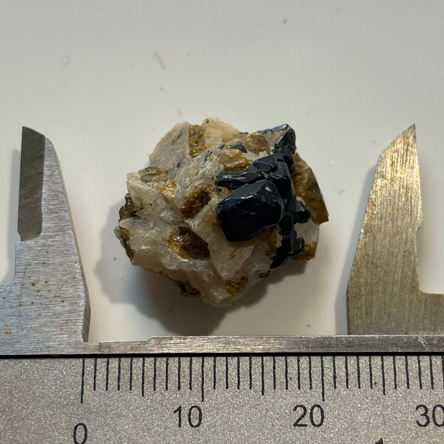 MUESTRAS RARAS DE ESPINEL/OLIVINA DE LA MINA PARKER, QUEBEC, CANADÁ. 5g MF1148