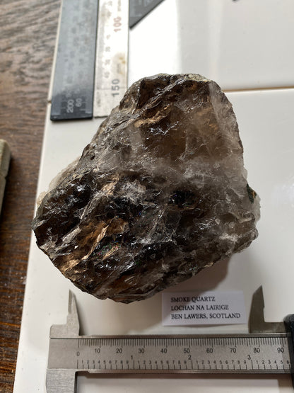 SMOKE QUARTZ [ETC] : LOCHAN NA LAIRAGE, BENLAWERS, SCOTLAND. 607g. MF4873