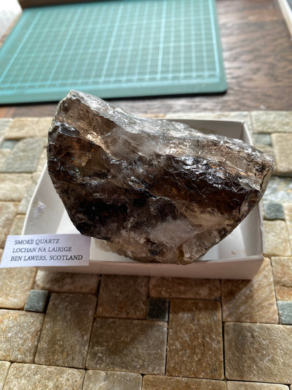 SMOKE QUARTZ [ETC] : LOCHAN NA LAIRAGE, BENLAWERS, SCOTLAND. 607g. MF4873
