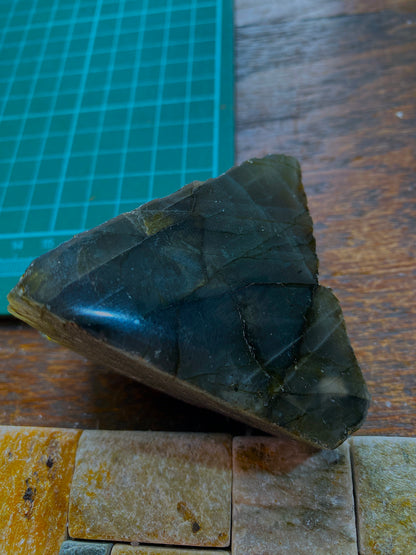 LABRADORITE [PLAGIOCLASE] : PAUL ISLAND, NAIN COMPLEX, LABRADOR, CANADA 197g MF4883