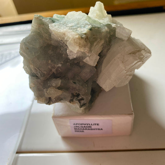 APOPHYLLITE SPECIMEN INHABITUEL ET ATTRAYANT 185g MF1182