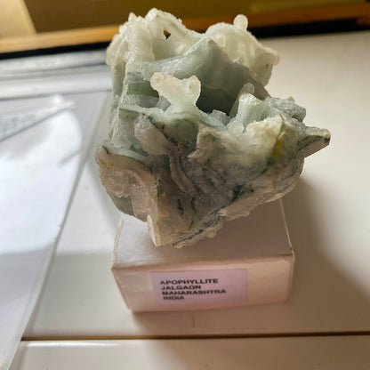 APOPHYLLITE ESPECIMEN INUSUAL Y ATRACTIVO 185g MF1182