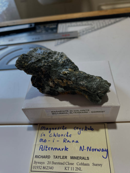 MAGNESITE CRYSTALS IN CHLORITE : MO-I-RANA, ALTERMARK, NORWAY 71g MF4886