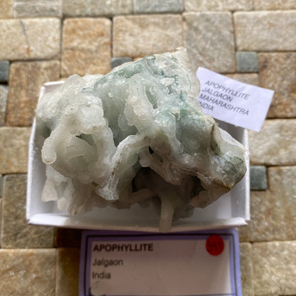 APOPHYLLITE ESPECIMEN INUSUAL Y ATRACTIVO 185g MF1182