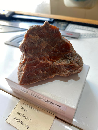 OLIGOCLASE FELDSPAR [SUNSTONE] : DORDAL, KRAGERO, NORWAY. 113g MF4901
