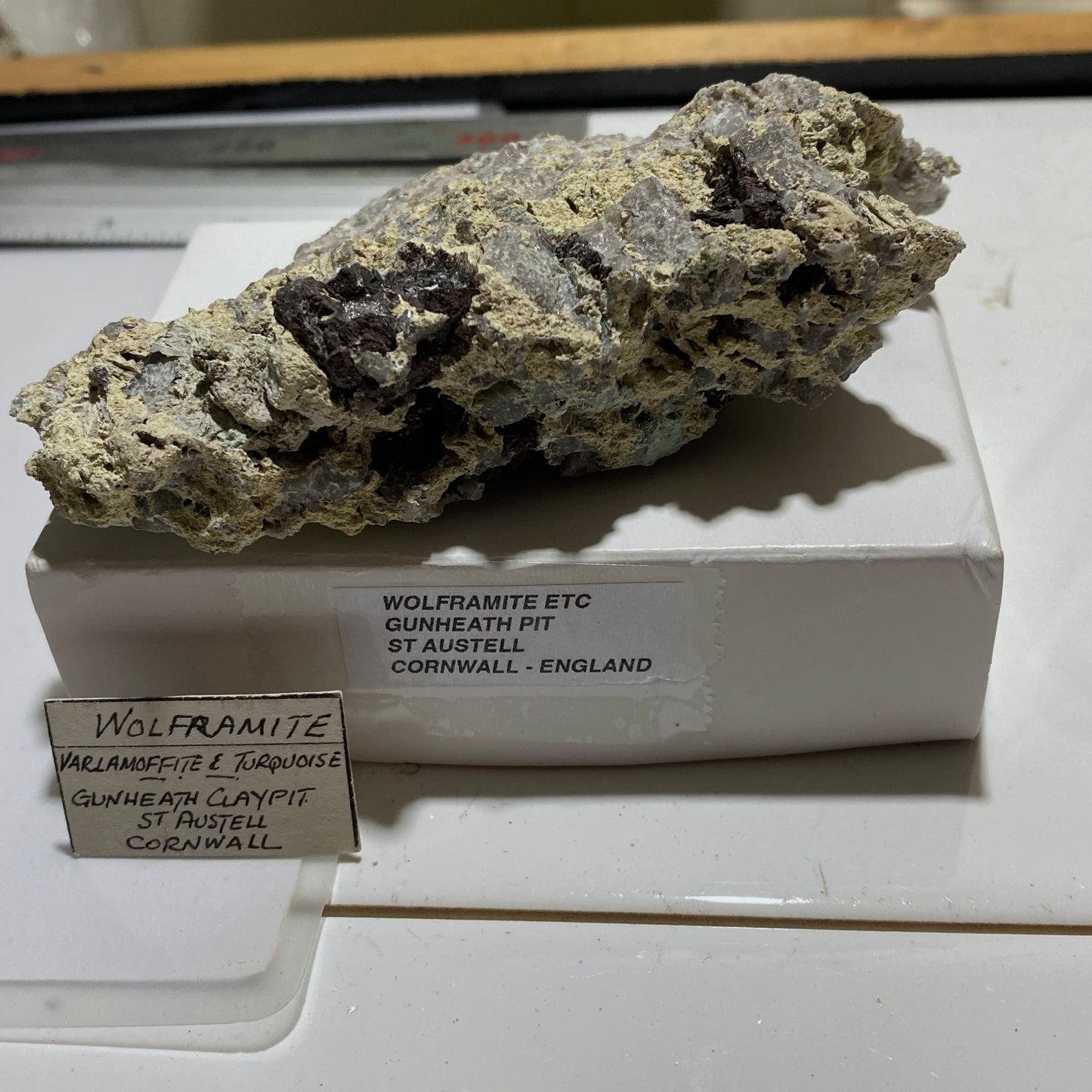 WOLFRAMITE ETC DE GUNHEATH, CORNOUAILLES. 180g MF1237