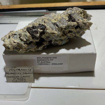 WOLFRAMITE ETC DE GUNHEATH, CORNOUAILLES. 180g MF1237