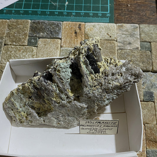 WOLFRAMITE ETC DE GUNHEATH, CORNOUAILLES. 180g MF1237