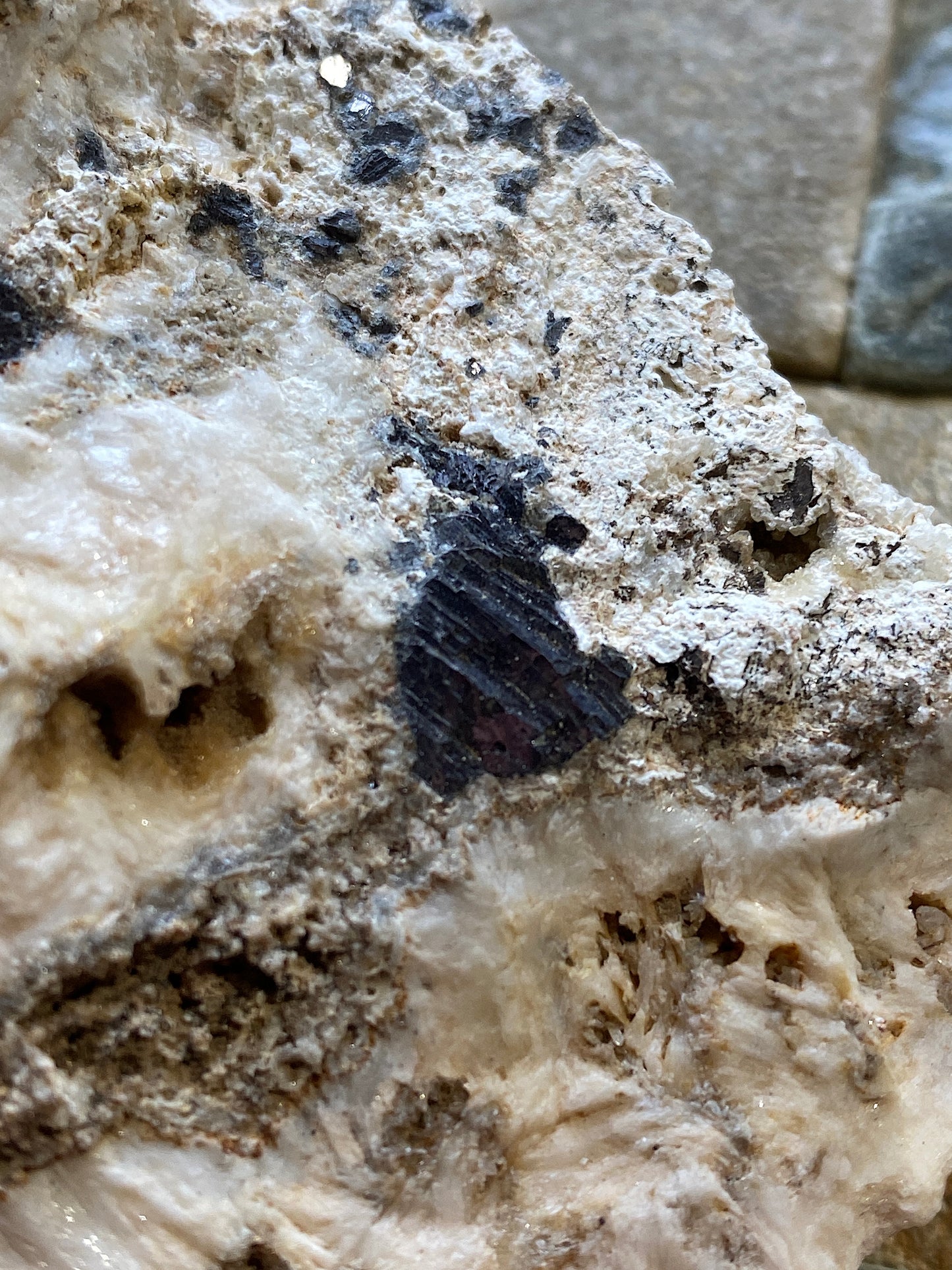 HYDROZINCITE/CALAMINE/GALENA IN BARYTE : MACHEN QUARRY, WALES 406g MF4891